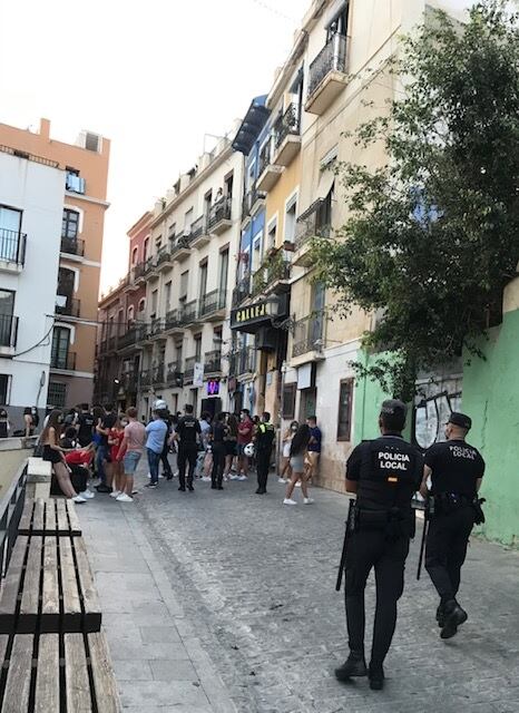 Patrulla de vigilancia de la Policía Local de Alicante en el Casco Antiguo