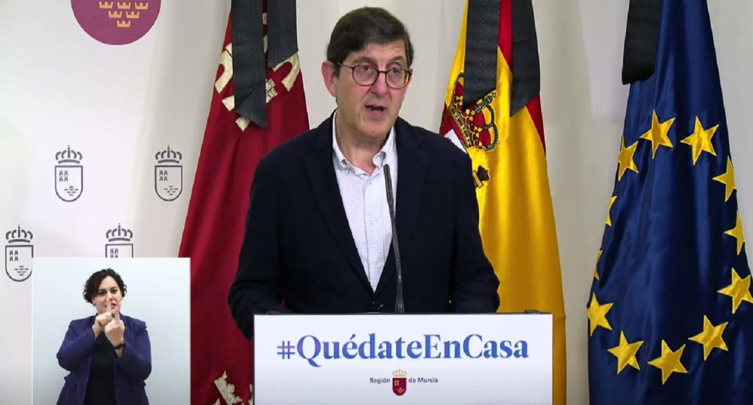 El consejero de Salud, Manuel Villegas, durante la rueda de prensa de este martes 14 de abril