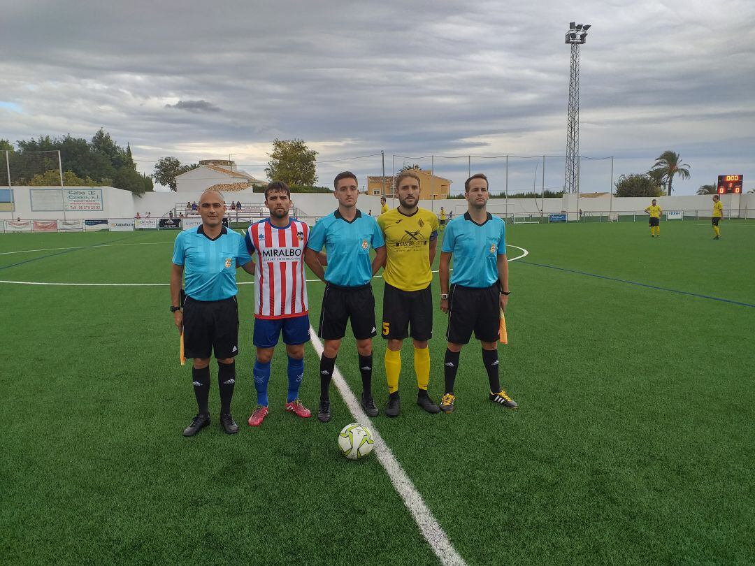 Foto inicial del partido entre el Jávea y el Enguera.