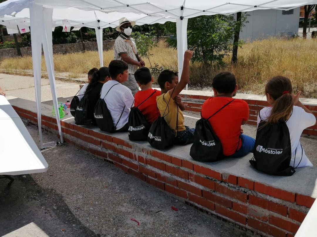 El Ayuntamiento de Móstoles ha entregado 63 mochilas con material educativo y de ocio estival