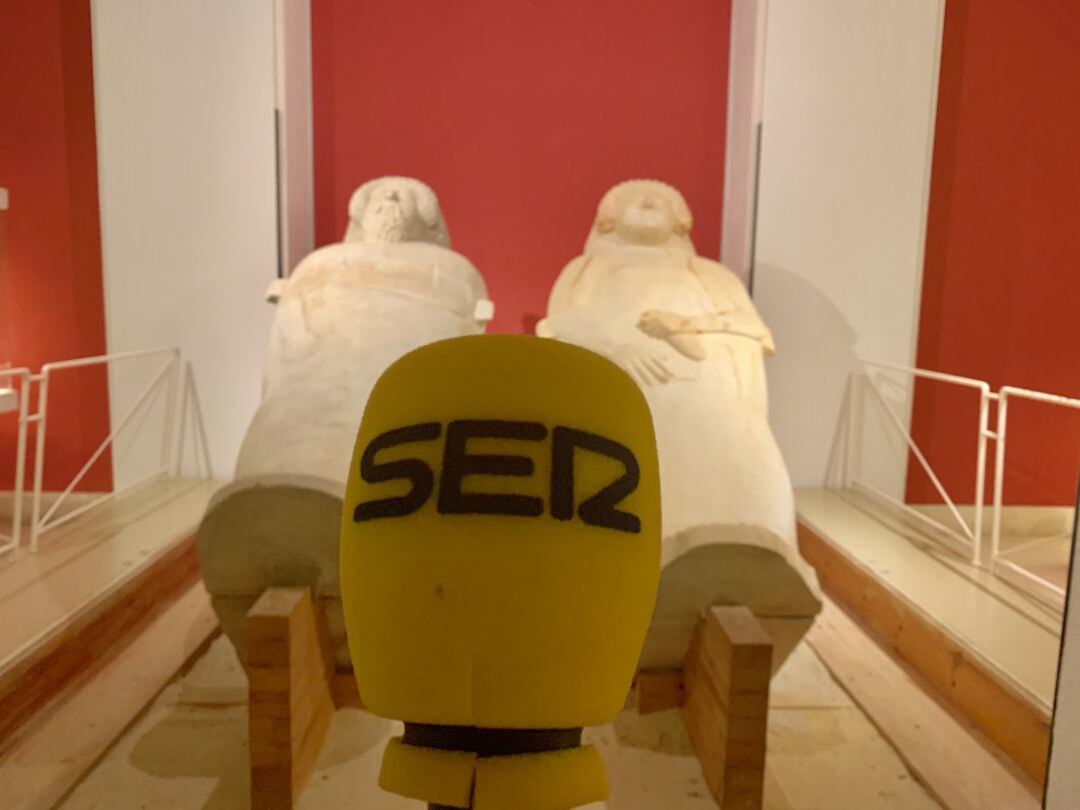 Radio Cádiz llega a los sarcófagos fenicios, emblemas del Museo de Cádiz