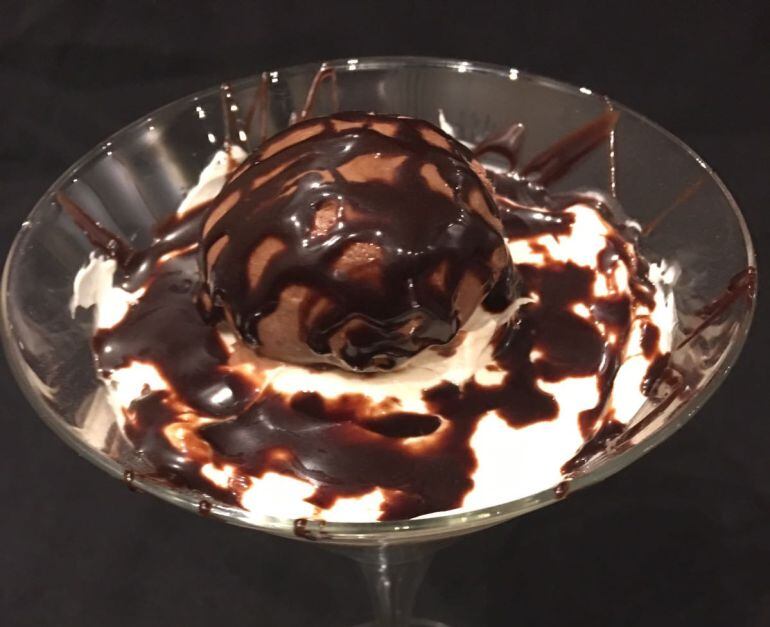 Tiramisú de castañas con garrapiñadas, helado de chocolate y salsa de chocolate al tomillo