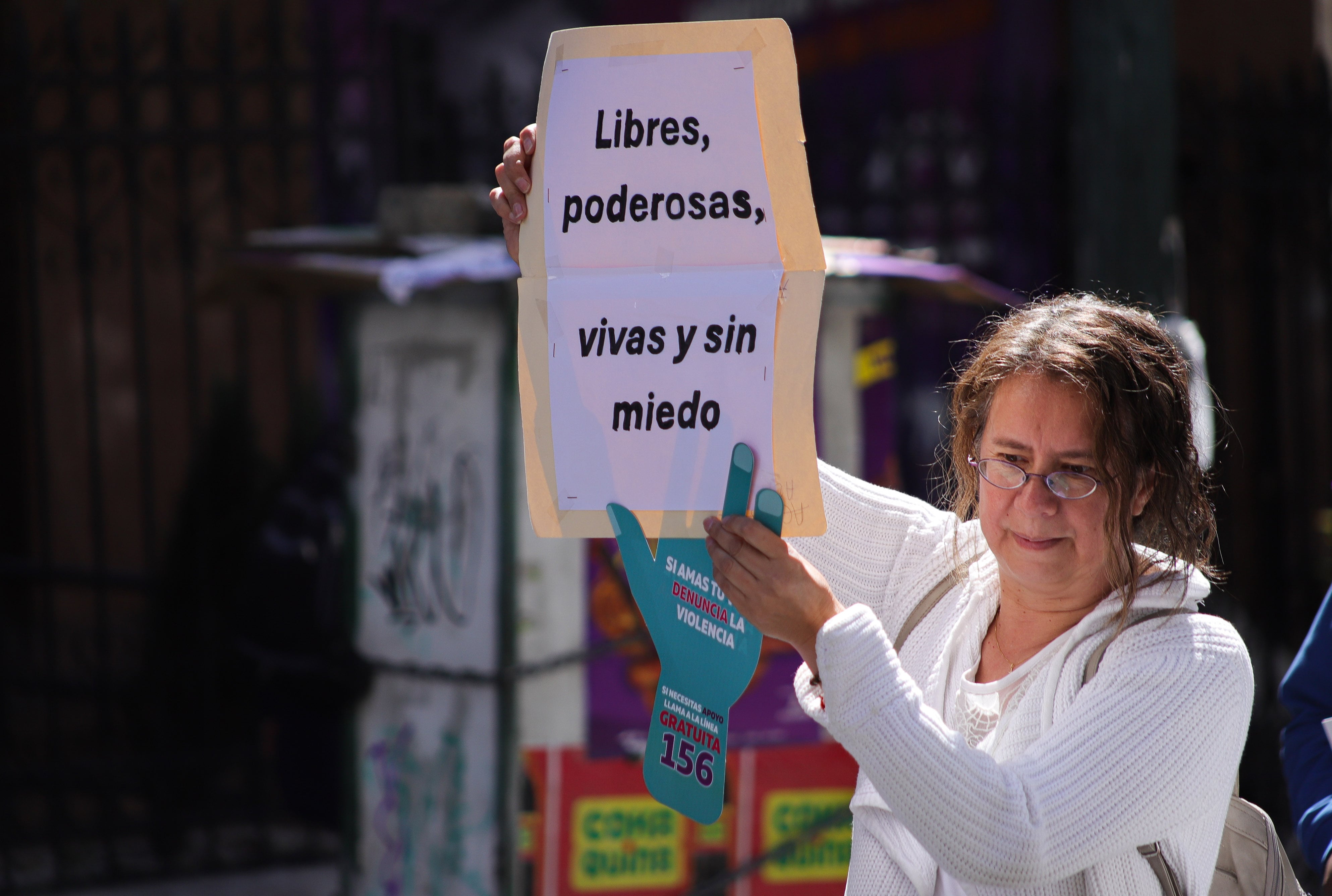 Una mujer sostiene un cartel durante la conmemoración del Día Internacional de la Eliminación de la Violencia contra la Mujer este domingo en La Paz (Bolivia). Con música, carteles y en patinetas, decenas de jóvenes, familias y funcionarios salieron a las calles de La Paz, para exigir una vida libre de violencia machista, en conmemoración del 25N, el Día Internacional de la Eliminación de la Violencia contra la Mujer. EFE/Gabriel Márquez