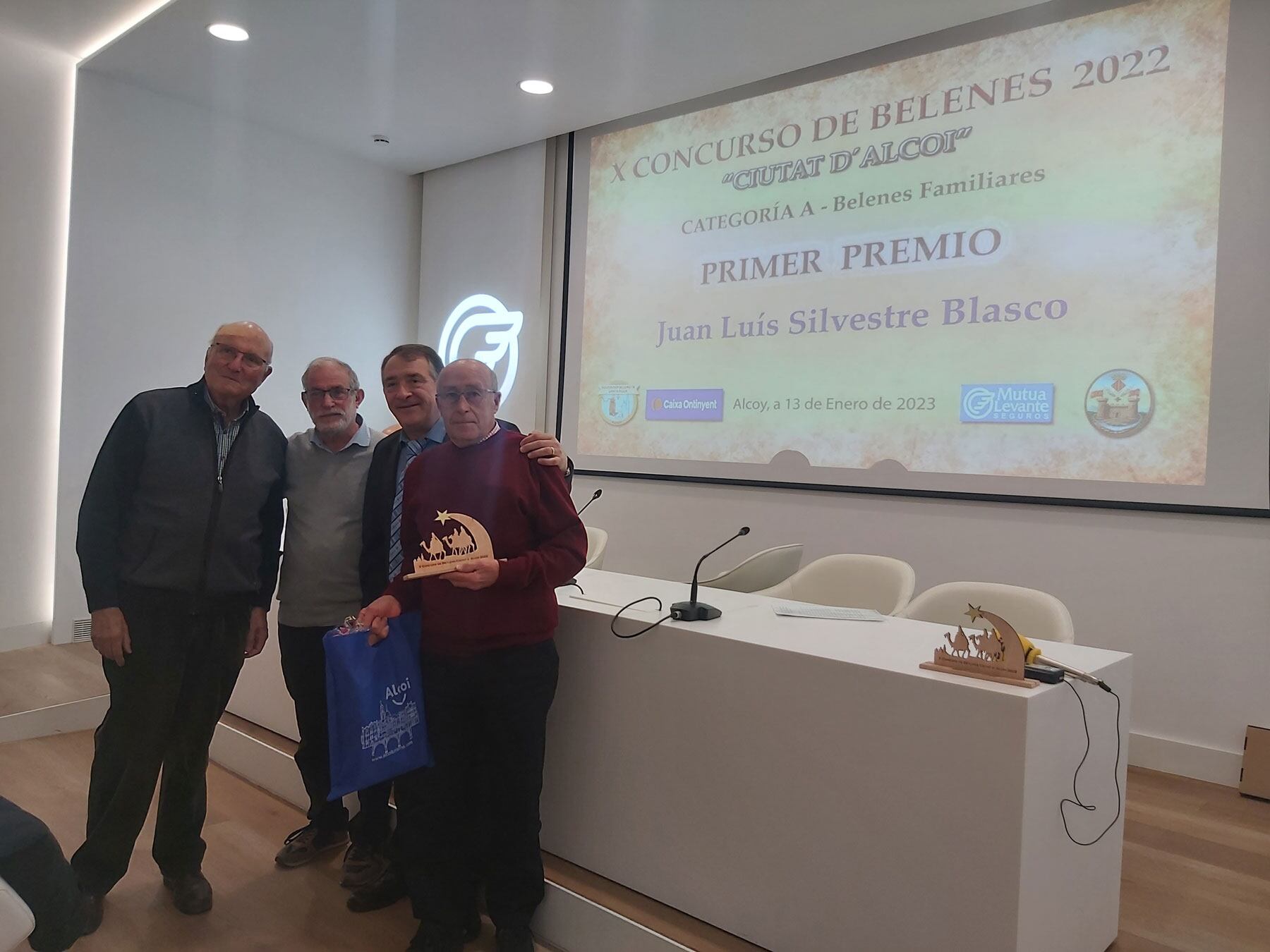 Juan Luis Silvestre, ganador de la categoría belenes familiares