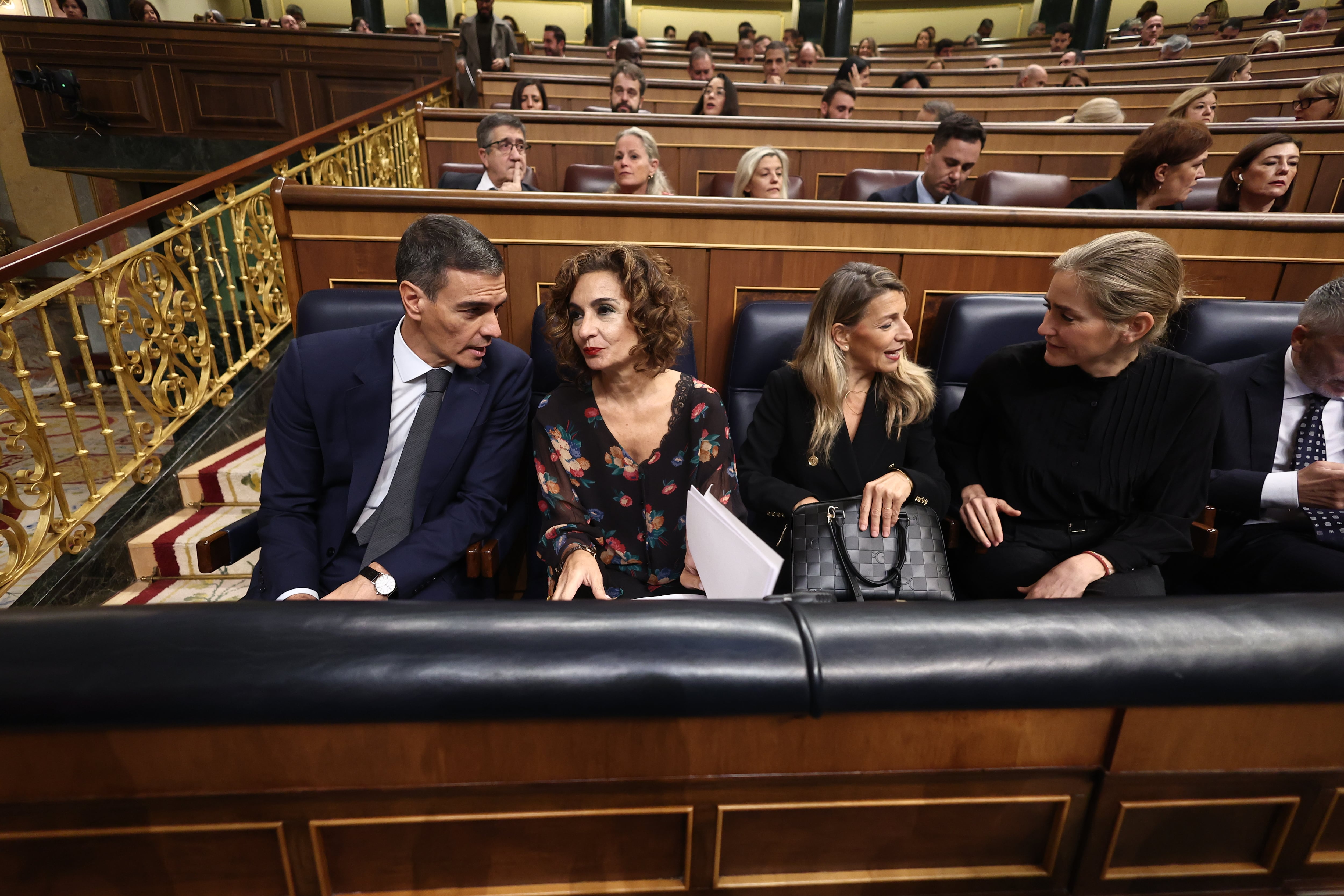 El presidente del Gobierno, Pedro Sánchez, y las tres vicepresidentas, en el Congreso en una imagen de archivo.