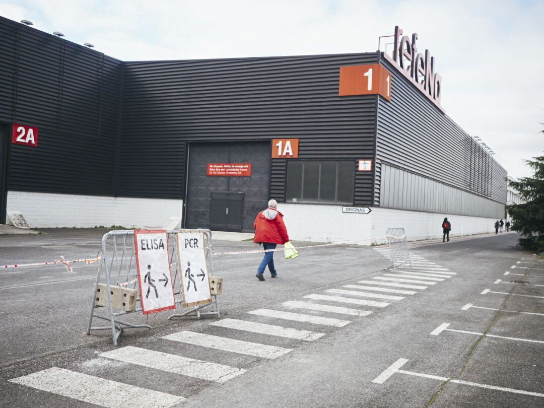 Un hombre acude a realizarse test de antígenos o PCR de detección del COVID-19 al Recinto ferial de Navarra (REFENA), Pamplona.