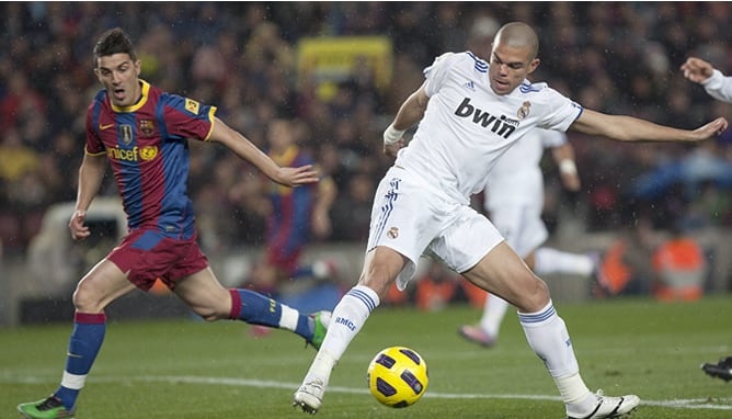 El defensa portugués del Real Madrid Kléper Laveran &quot;Pepe&quot; (d) controla el balón ante el delantero del F.C. Barcelona David Villa, durante el partido, correspondiente a la decimotercera jornada de Liga de Primera División, que ambos equipos disputan esta noche en el Nou Camp