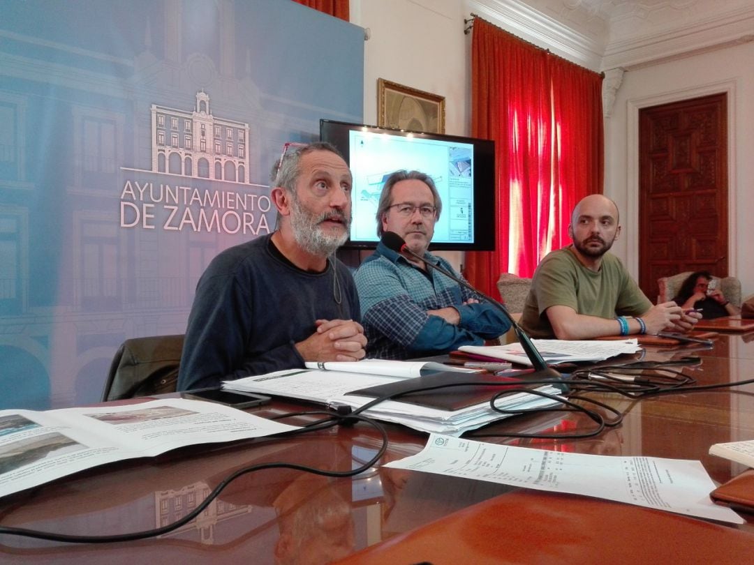 El alcalde de Zamora, Francisco Guarido, y los concejales de urbanismo, Romualdo Fernandez, y deportes, Manuel Alesander Alonso, comparecen tras la junta de gobierno local