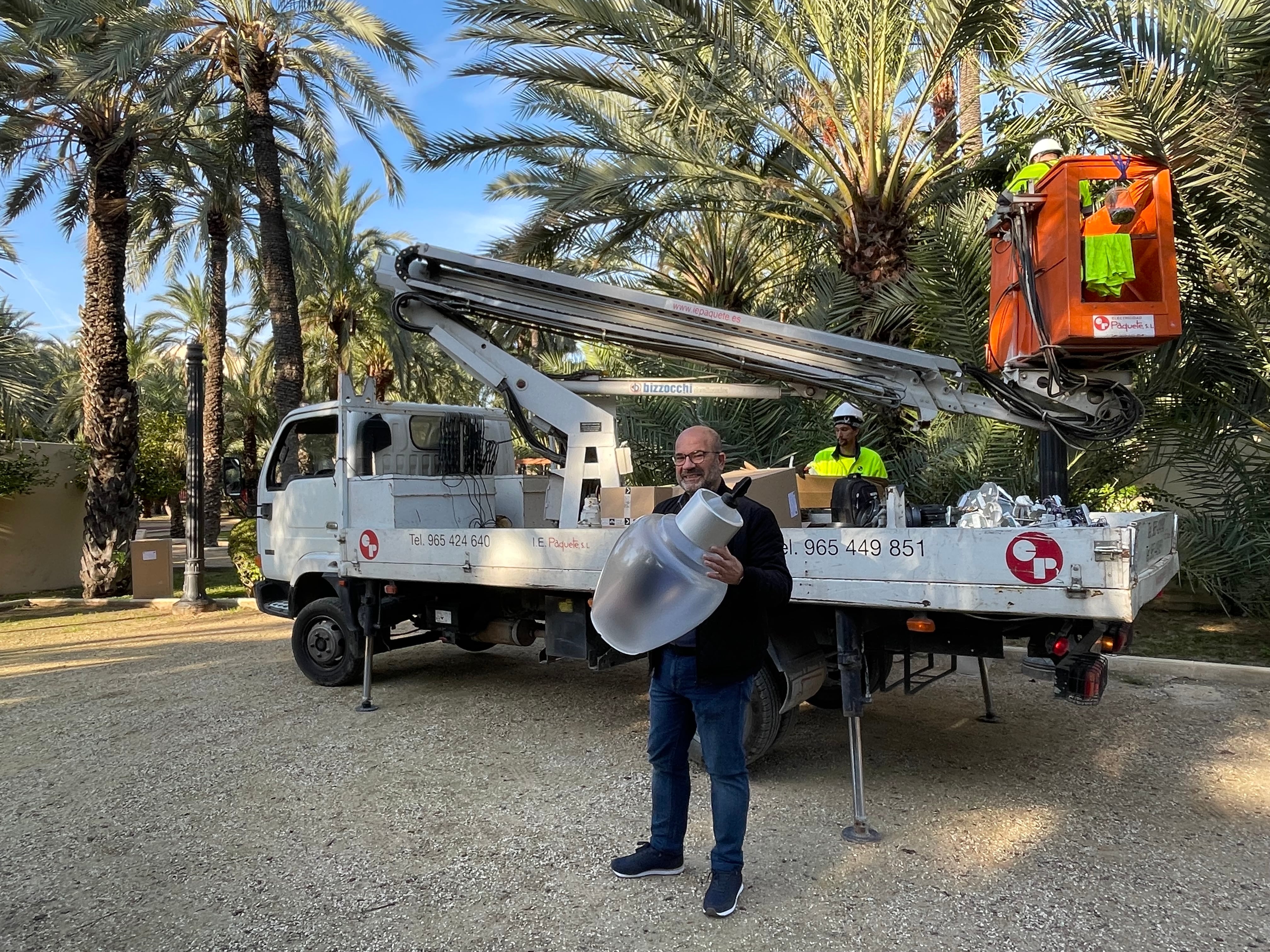 El concejal de Eficiencia Energética, Felip Sànchez, en el cambio de farolas por luces led