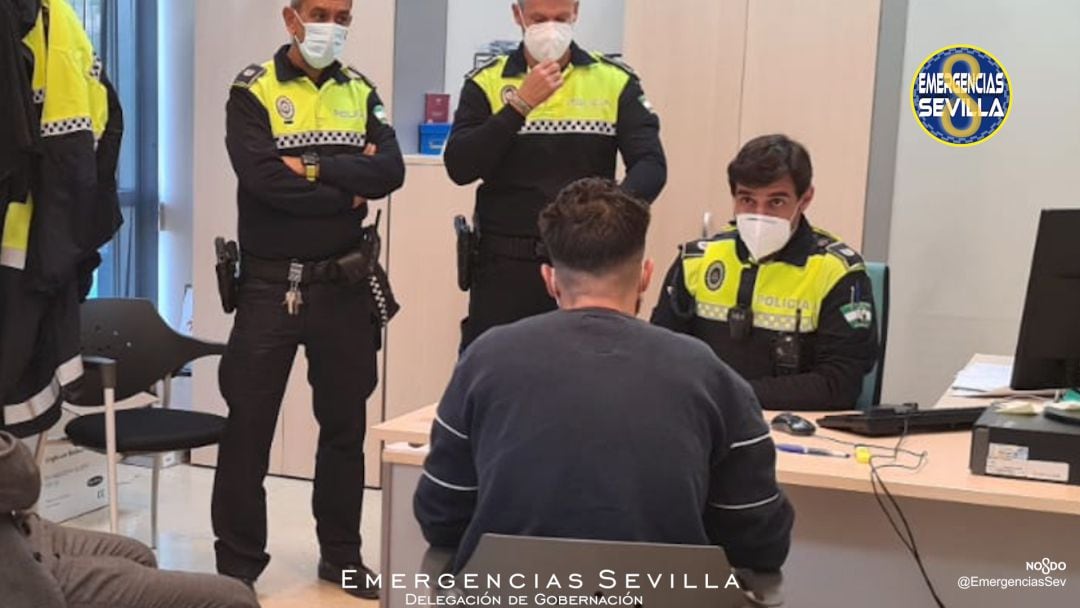 El detenido, en dependencias policiales de Sevilla.