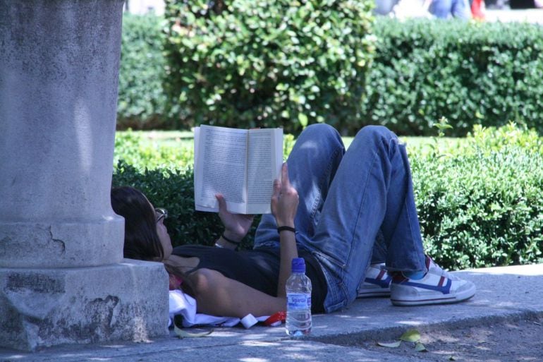 Una mujer leyendo en la Plaza de Oriente de Madrid