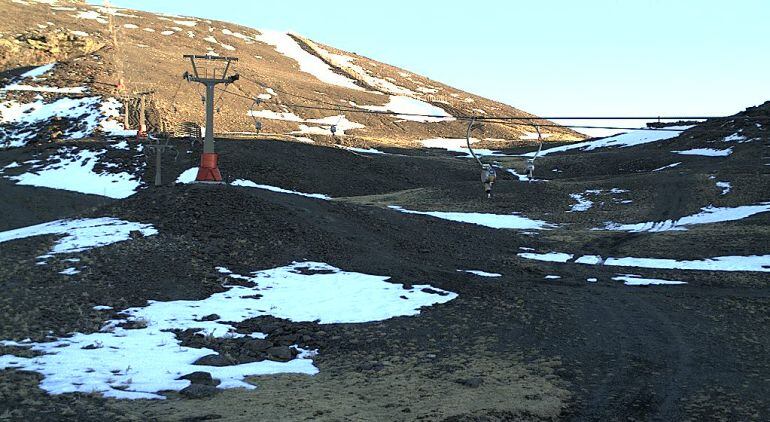 Imagen desde el remonte Zayas de una de las pistas de la falda del Veleta en la estación de esquí de Sierra Nevada (Granada) este lnes 