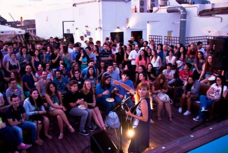 La cantante Zahara participa en uno de los conciertos de azotea del ciclo "Live The Roof"