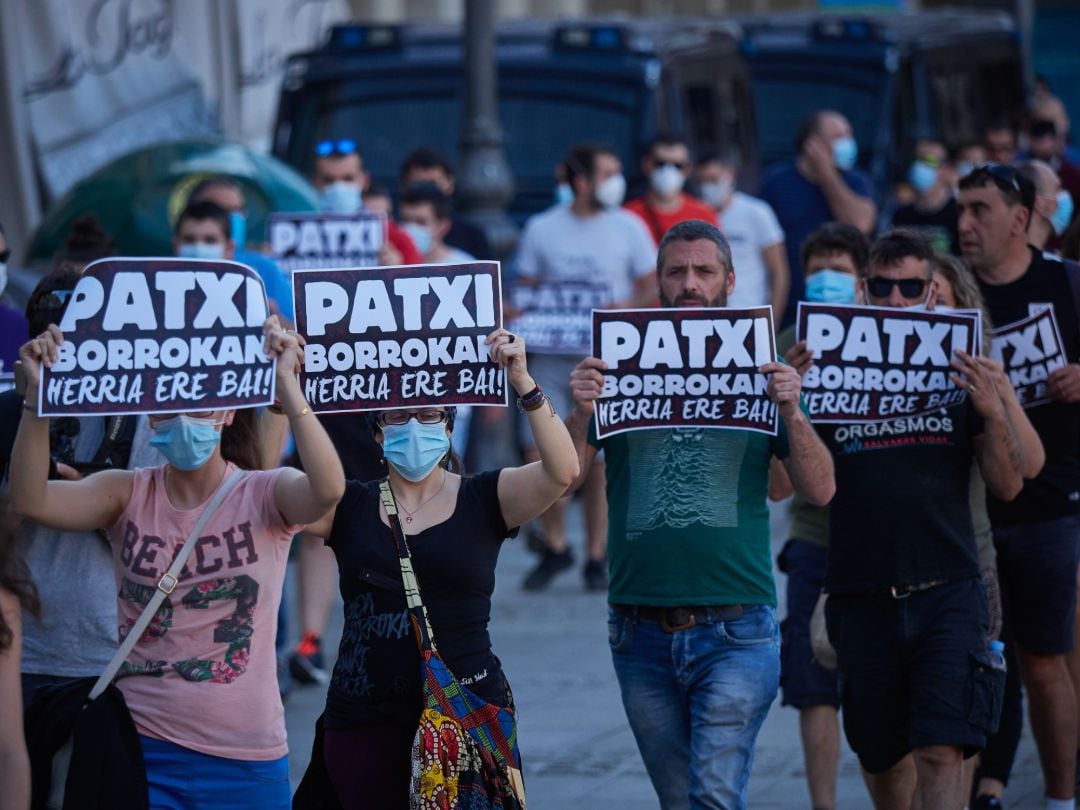 Varias personas protestan en Pamplona el 30 de mayo durante la manifestacion en favor del preso de ETA, Patxi Ruiz, que se declaró en huelga de hambre