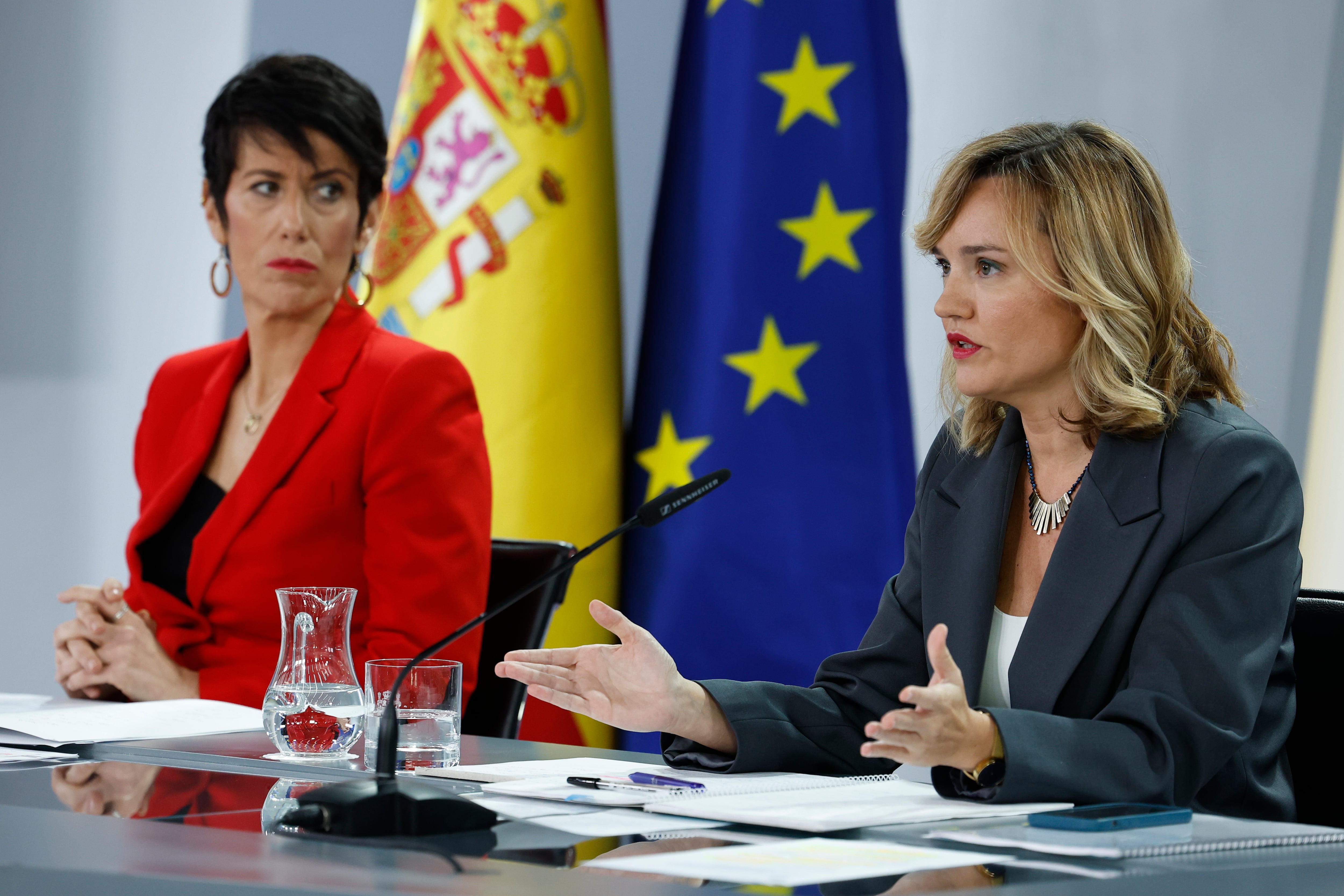 La ministra de Educación, Formación Profesional y Deportes y portavoz del Gobierno, Pilar Alegría (d) y la ministra de Inclusión, Seguridad Social y Migraciones, Elma Saiz durante la rueda de prensa posterior a la reunión del Consejo de Ministros, en el Palacio de La Moncloa.