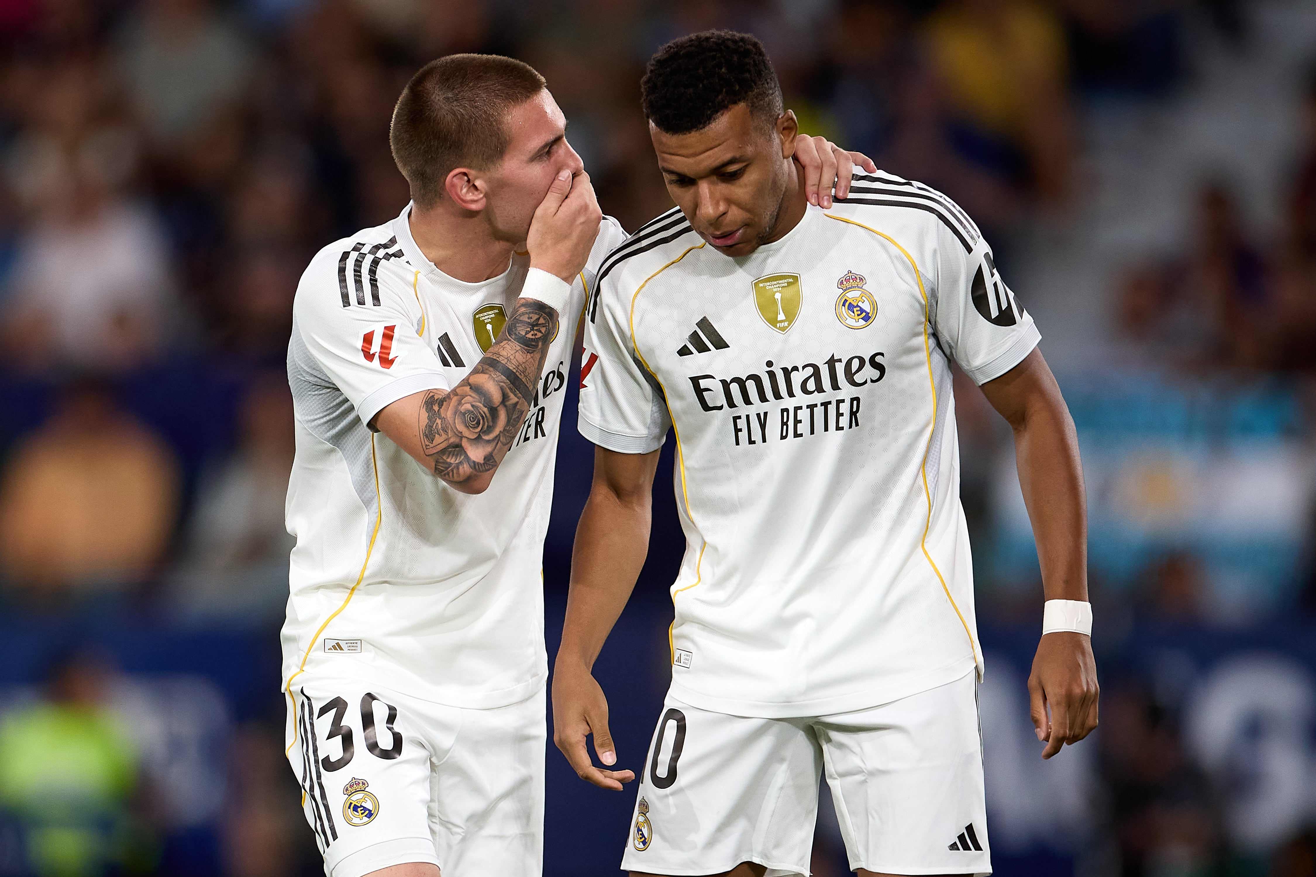 Mastantuono hablando con Mbappé en el partido frente al Levante en LaLiga