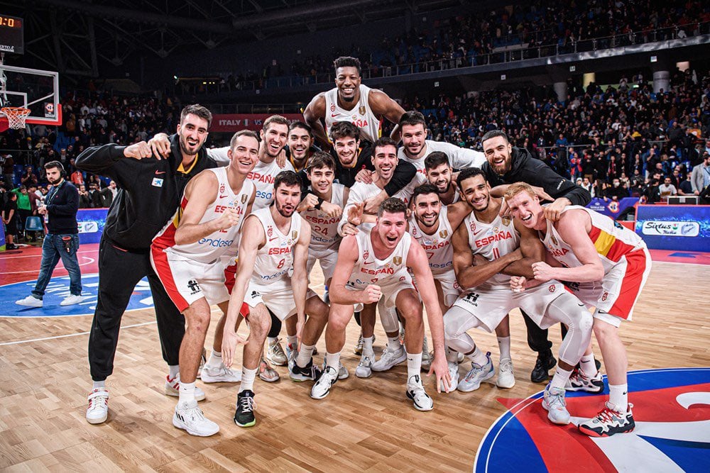 Los jugadores de la selección española, con Díaz, Brizuela y Barreiro, celebran la clasificación para el próximo Mundial