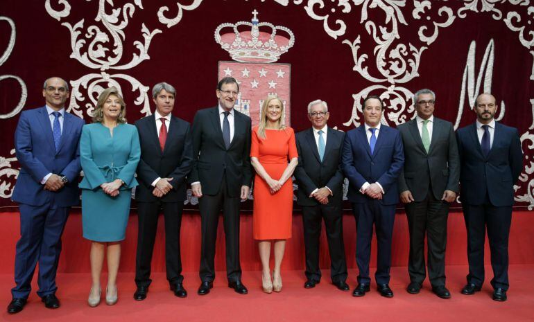 GRA012. MADRID, 27/06/2015.- El presidente del Gobierno y del PP, Mariano Rajoy (4ºi), posa tras la toma de posesión de los siete consejeros del Gobierno de Cristina Cifuentes (c), que se ha celebrado en la Real Casa de Correos de la Puerta del Sol, sede de la Presidencia de la Comunidad de Madrid. (De izq a dcha) Los consejeros Rafael Van Grieken, de Educación, Juventud y Deportes; Engracia Hidalgo, de Economía, Empleo y Hacienda; Ángel Garrido, de Presidencia, Justicia y portavoz del Gobierno; Jesús Sánchez Martos, de Sanidad; Jaime González Taboada, de Medio Ambiente, Administración Local y Ordenación del Territorio; Carlos Izquierdo, de Políticas Sociales y Familia; y Pedro Rollán, de Transporte, Vivienda e Infraestructuras. EFE/Angel Diaz
