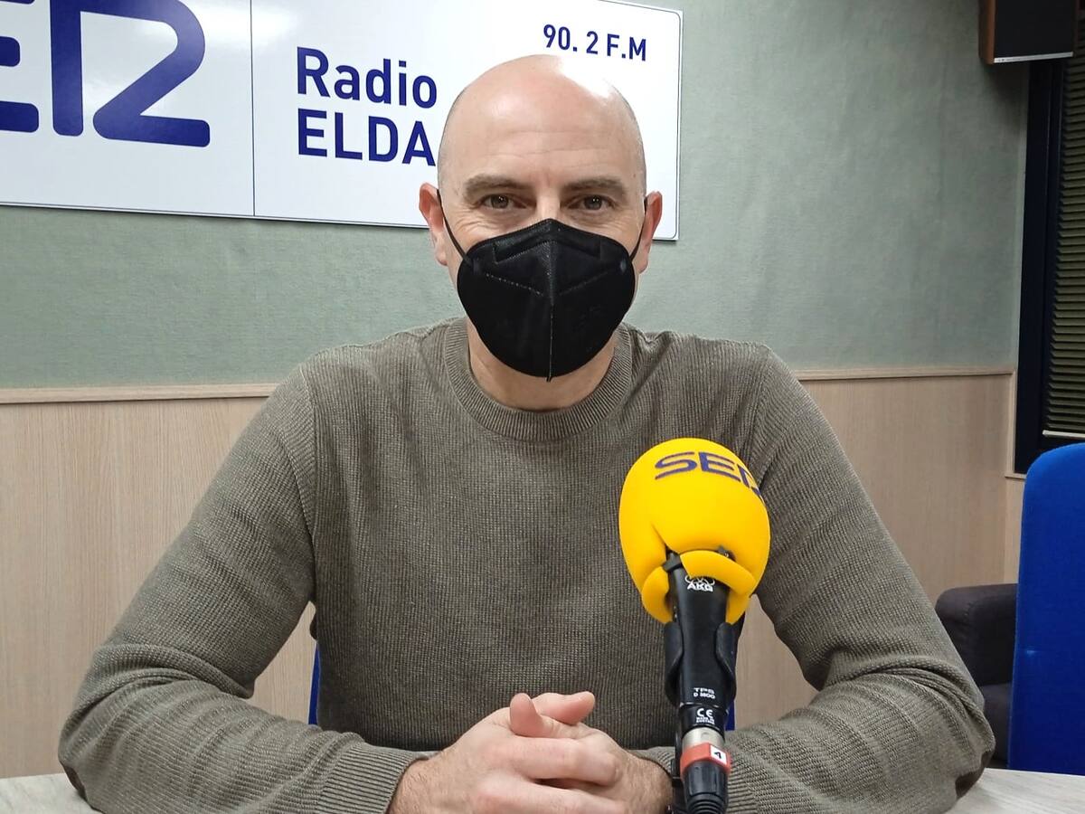 Alejandro Cremades, enfermero de Salud Publica de Elda, explica las ventajas de la vacunación gripe y COVID-19
