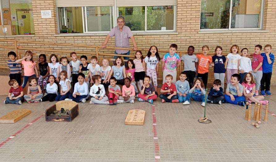 Mariano Carrera junto a un grupo de alumnos del centro