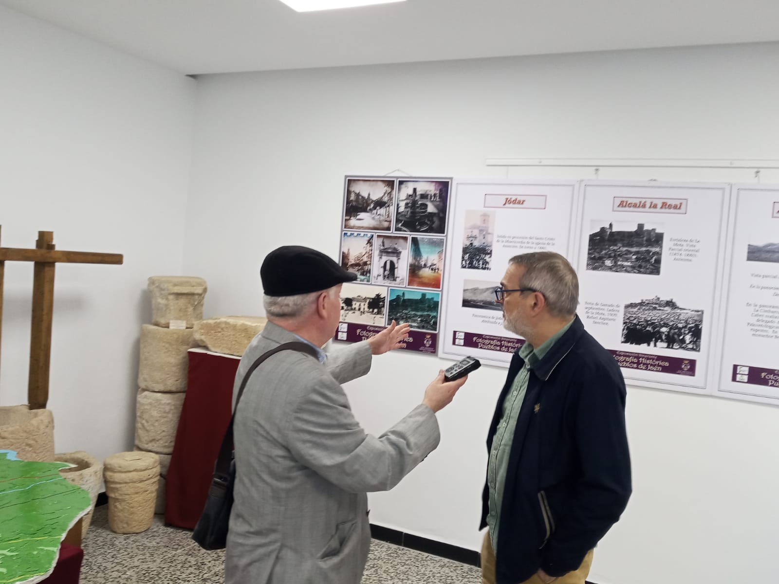 Momento en el conversábamos con Ildefonso Alcalá, sobre el contenido de la exposición