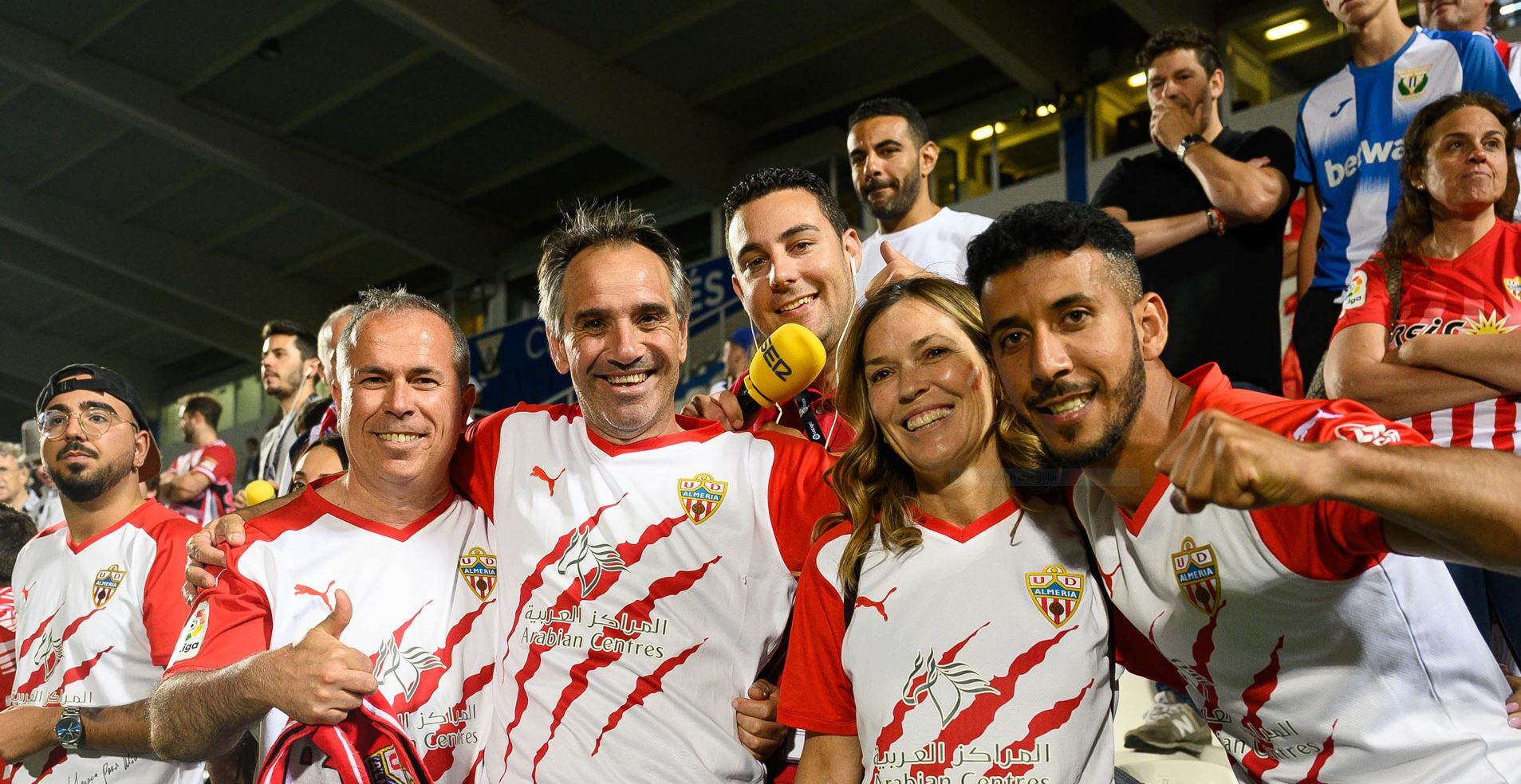Carlos Miralles cantando el ascenso del UD Almería en Butarque.