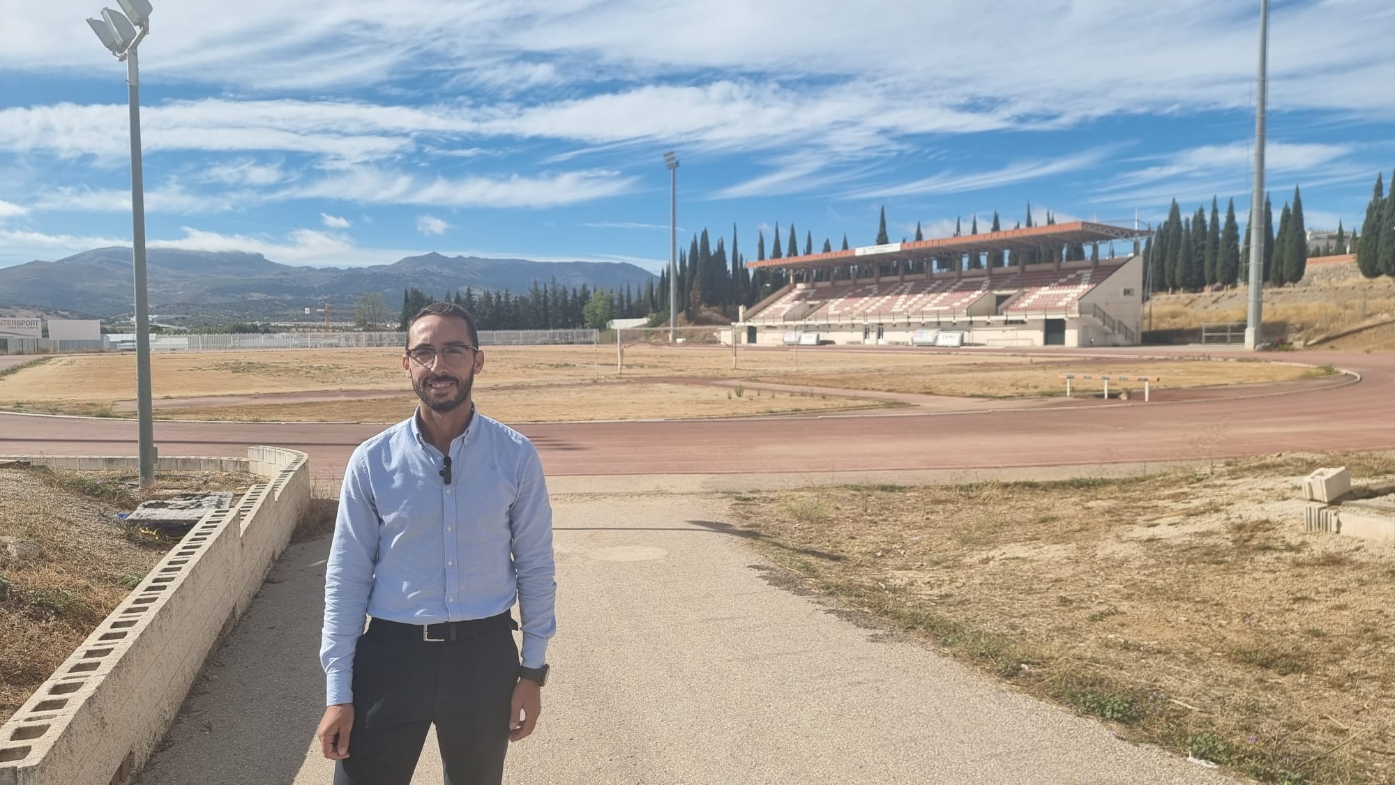 El concejal socialista ha exigido al equipo de gobierno que agilice los trabajos de mantenimiento de las areas deportivas