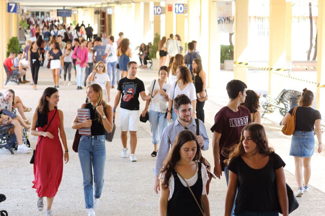 Un grupo de alumnos saliendo de clase