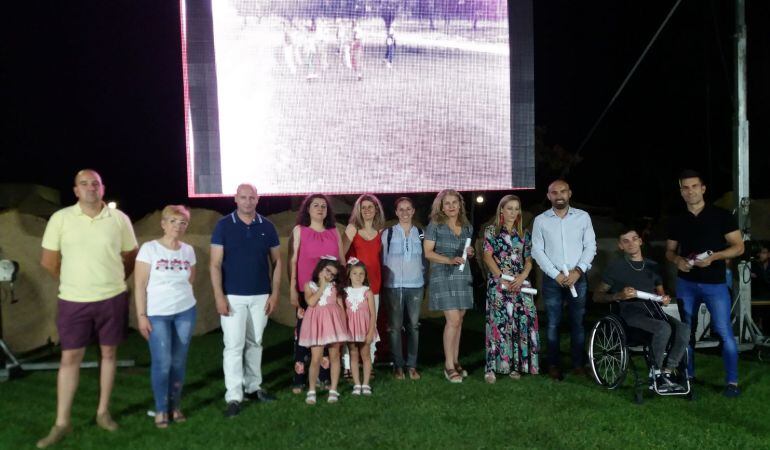 Foto de familia con premiados, concejales y alcalde