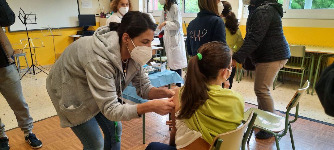 Una alumna del colegio Eusebio Sempere de Alicante, en el aula habilitada en el primer día de vacunación de 9 a 11 años.