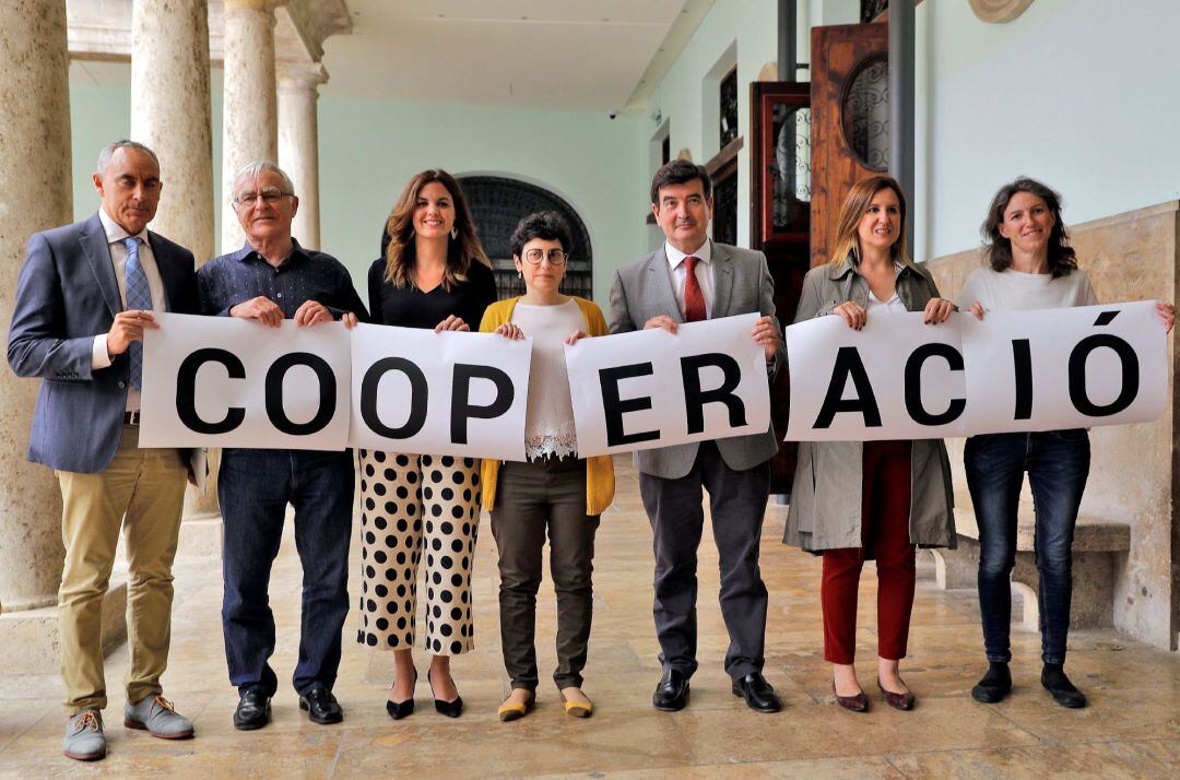 Los candidatos a la alcaldía de València de Compromís, Joan Ribó; PSPV-PSOE, Sandra Gómez; Ciudadanos, Fernando Giner; PP, María José Catalá; y Unides-Podem, María Oliver, (de izqda a dcha) firman por primera vez un acuerdo promovido por la Coordinadora Valenciana de ONGD para blindar la cooperación internacional al desarrollo como política municipal estable y al margen de cambios electorales