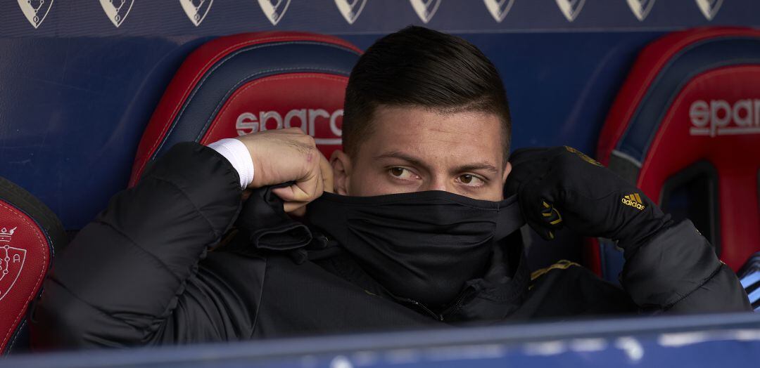 Imagen de Jovic en el banquillo durante el partido ante Osasuna en Pamplona