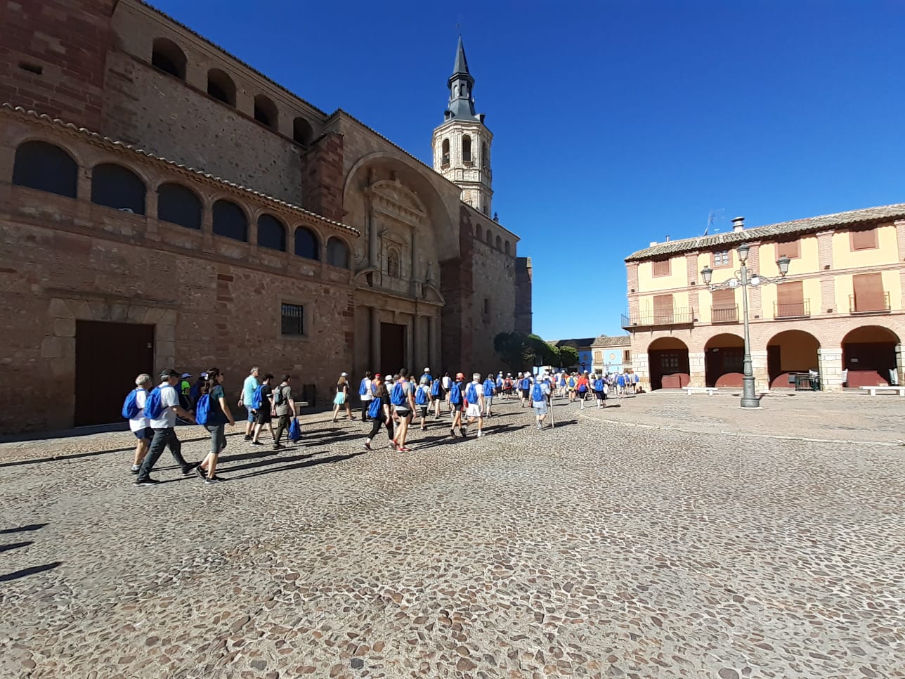 Vecinos y vecinas de La Solana en la marcha &#039;7000pasosX&quot; que ha culminado esta domingo en su primera fase