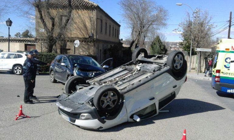 Así quedó el vehículo que volcó en el cruce de Mas del Ribero con Circo Romano