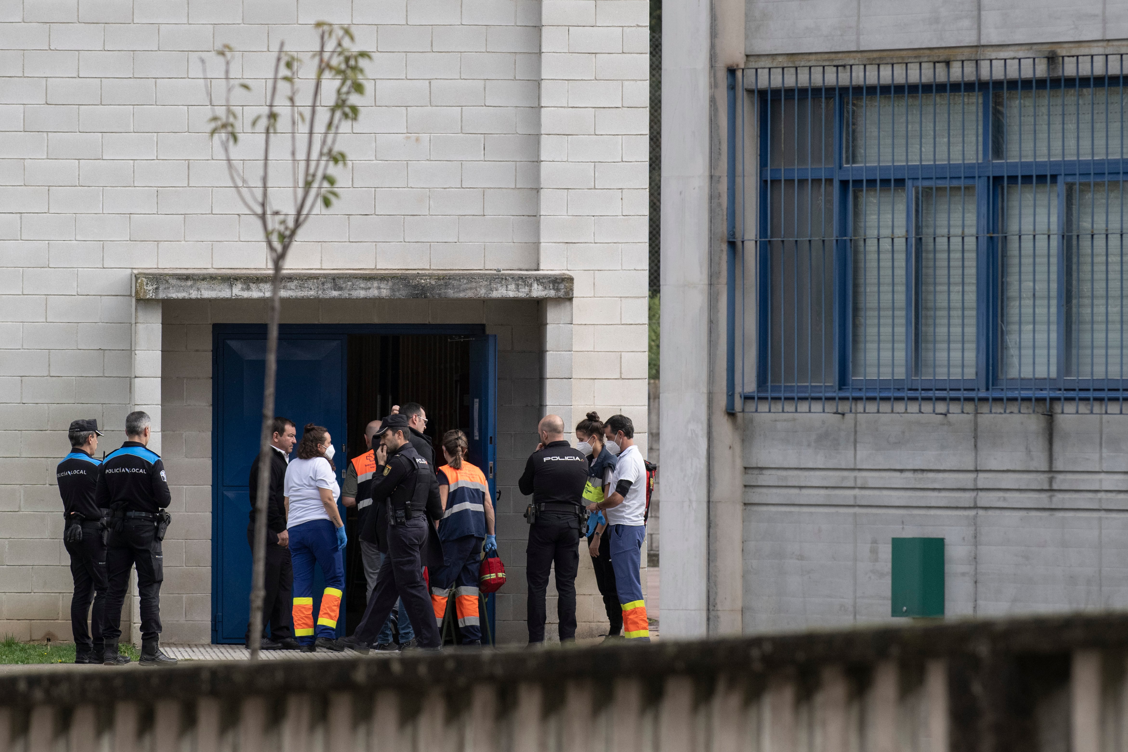 OURENSE, 26/10/2022.- Efectivos de la Policía Local, Policía Nacional y de los servicios de emergencias en el instituto Julio Prieto Nespereira, donde ha fallecido un estudiante al caerse un muro este miércoles en Orense. Un estudiante ha fallecido y otro ha resultado herido debido a la caída de un muro en el instituto Julio Prieto Nespereira. EFE/ Brais Lorenzo
