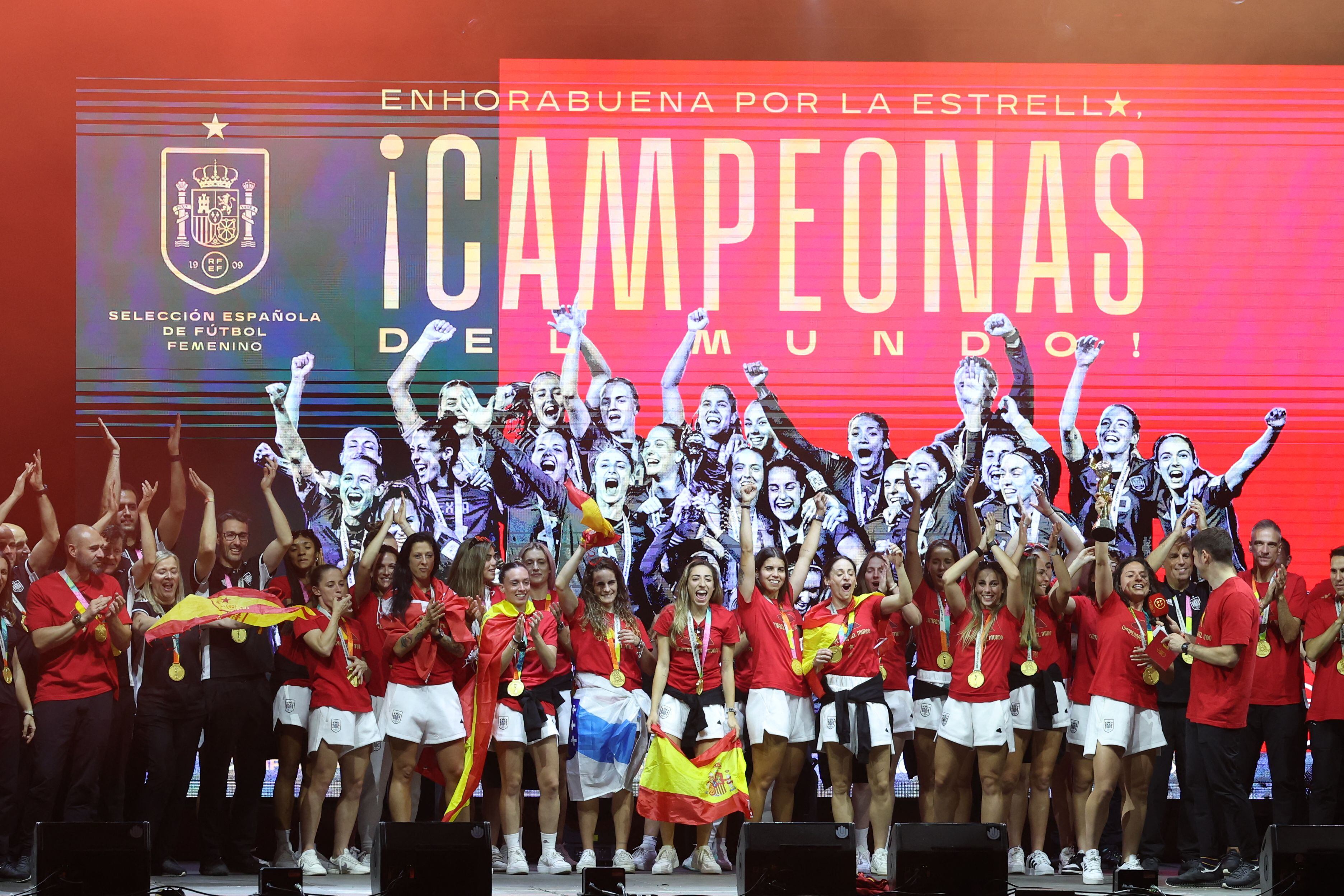 La selección femenina de fútbol celebra la consecución de la Copa del Mundo en Madrid. (Photo by Pierre-Philippe MARCOU / AFP) (Photo by PIERRE-PHILIPPE MARCOU/AFP via Getty Images)