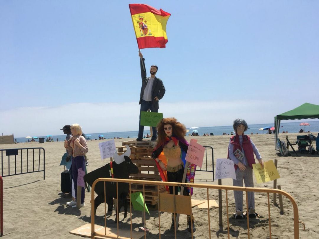 La imagen de Abascal en el centro del &#039;júa&#039; retirado en Estepona (Málaga)