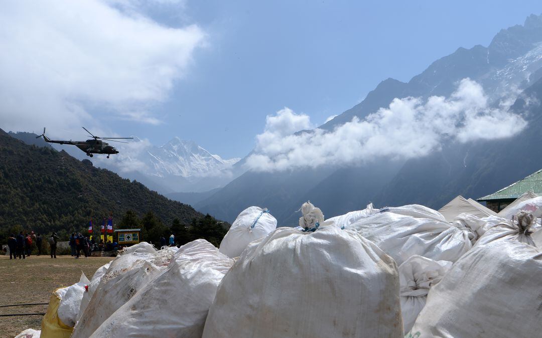 Antes de cada expedición, cada equipo debe abonar 4.000 dólares como depósito que se reembolsará después de que cada escalador entregue la  correspondiente cuota de desechos 