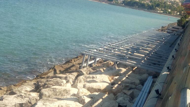 Pasarela de acceso al mar junto al paseo del puerto deportivo y turístico Marina de Dénia.