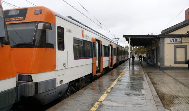 Pla general d'un tren de l'R16 aturat a l'estació de Cambrils.