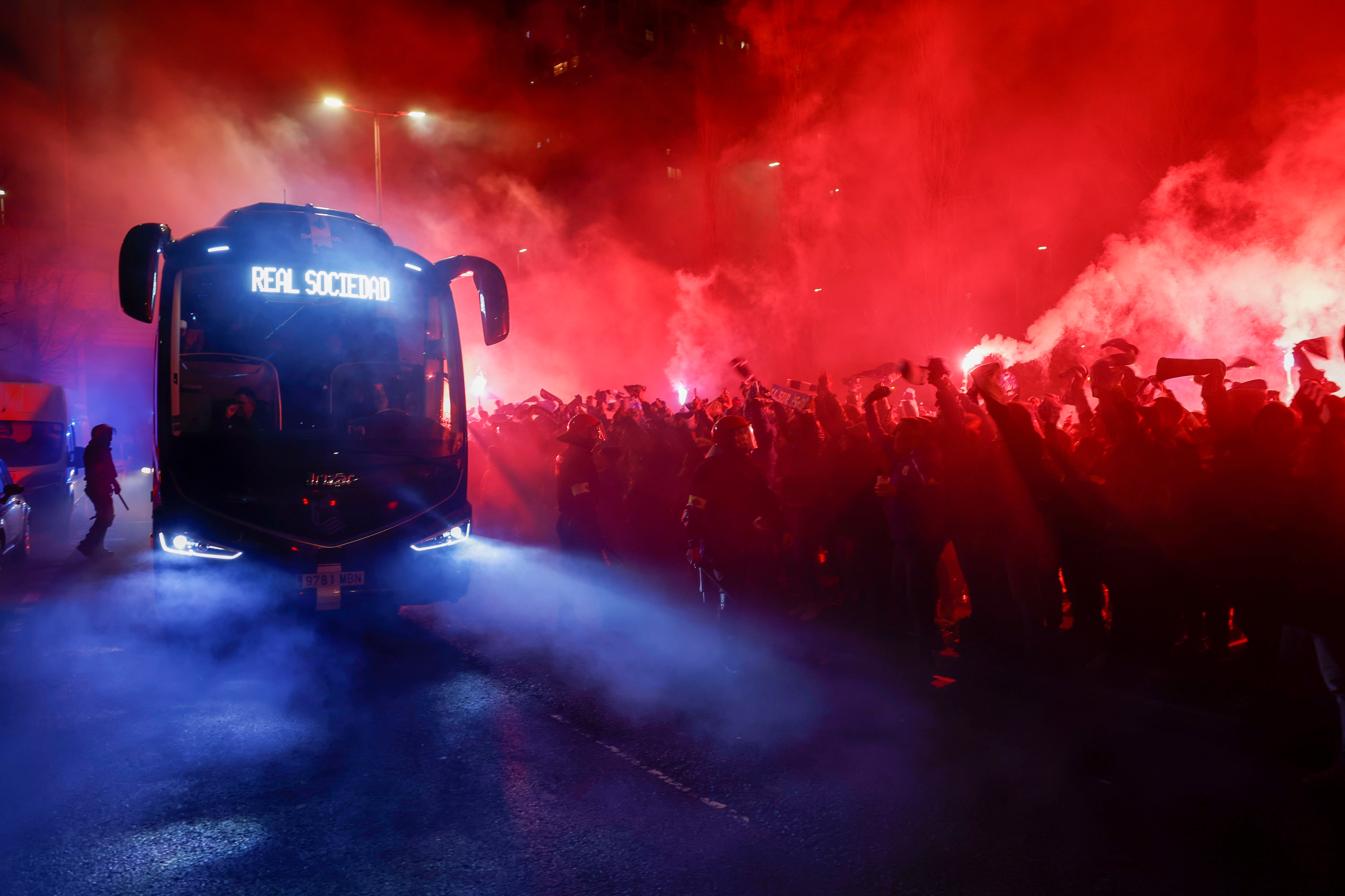 * CORRIGE AUTOR* SAN SEBASTIÁN, 27/02/2024.- El autobús de la Real Sociedad a su llegada al estadio antes del partido de vuelta de semifinales de Copa del Rey de fútbol entre la Real Sociedad y el Mallorca, este martes en el estadio Reale Arena. EFE/ Javier Etxezarreta
