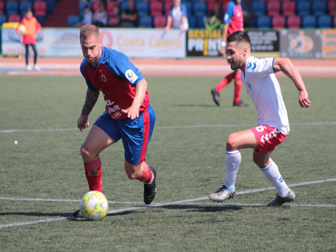 Uno de los intentos de la UD Lanzarote por llevarse el balón ante la UD Tamaraceite.