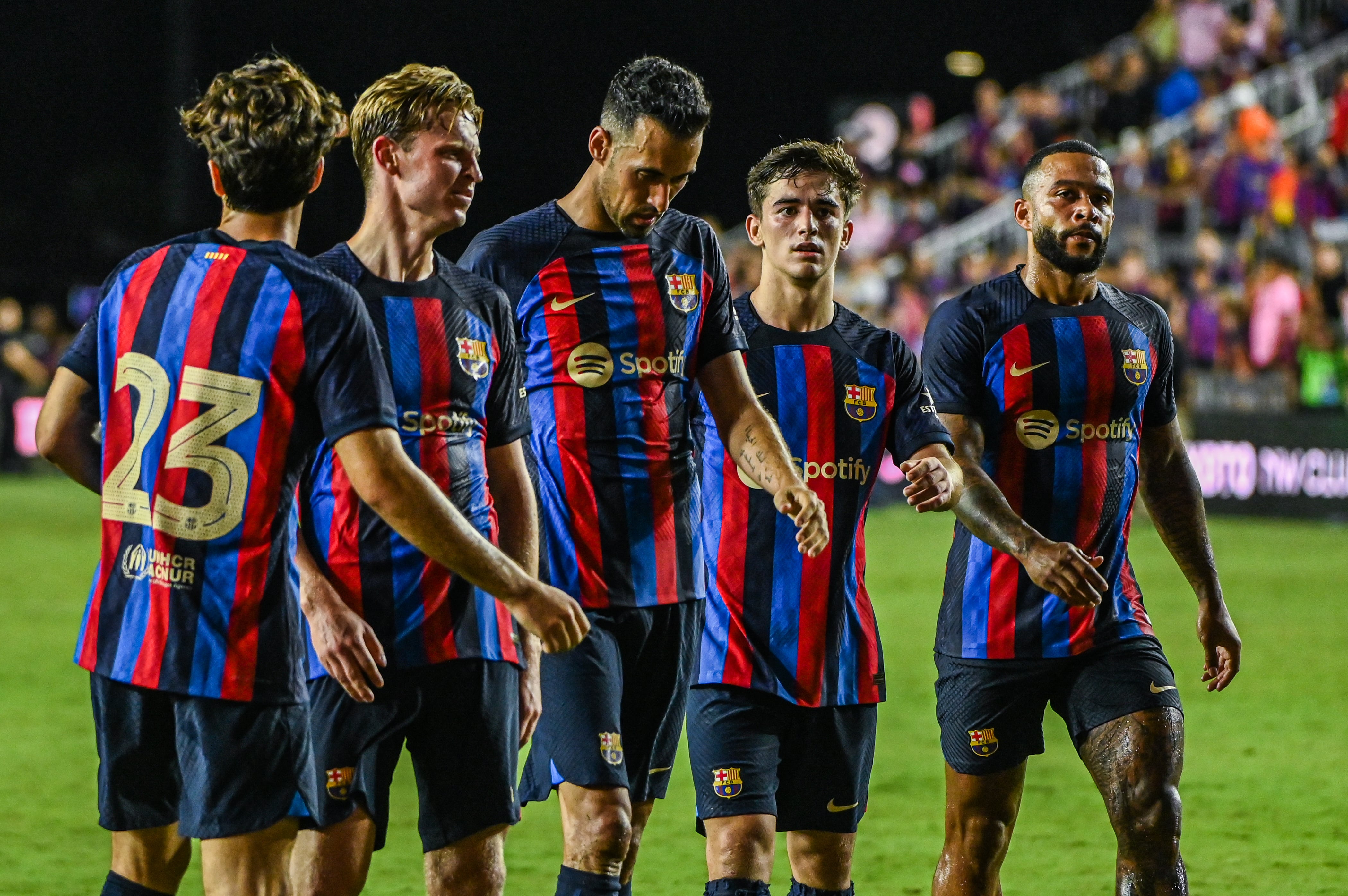 Los jugadores del FC Barcelona (i-d) Riqui Puig, Sergio Busquests, Gavi, y Memphis Depay, celebran un gol hoy, en un partido amistoso entre el Inter Miami CF y el FC Barcelona, en el Estadio DRV PNK en Fort Lauderdale, Florida (EEUU).