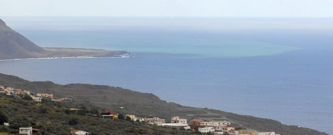 Vista en la que puede verse al fondo la mancha producida por la erupción volcánica submarina