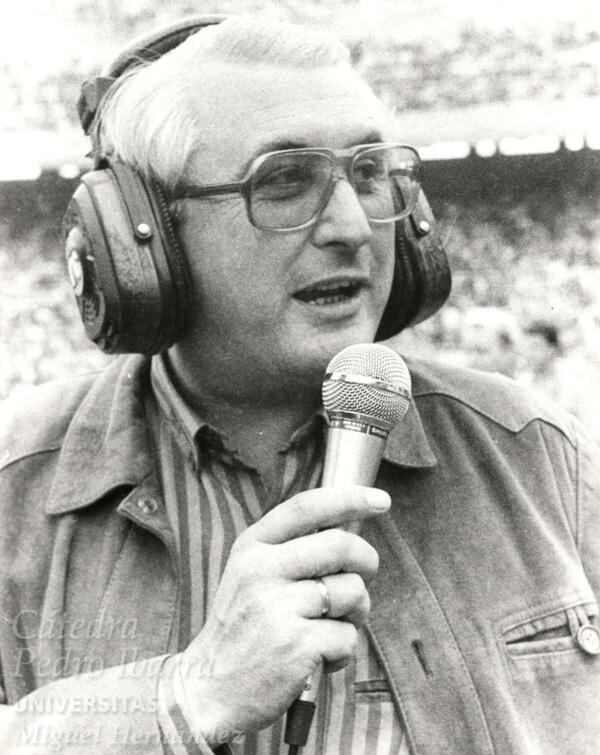 Santiago Gambín en la retransmisión de un partido del Elche C.F. en 1984