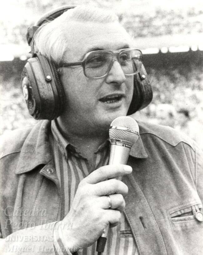Santiago Gambín en la retransmisión de un partido del Elche C.F. en 1984