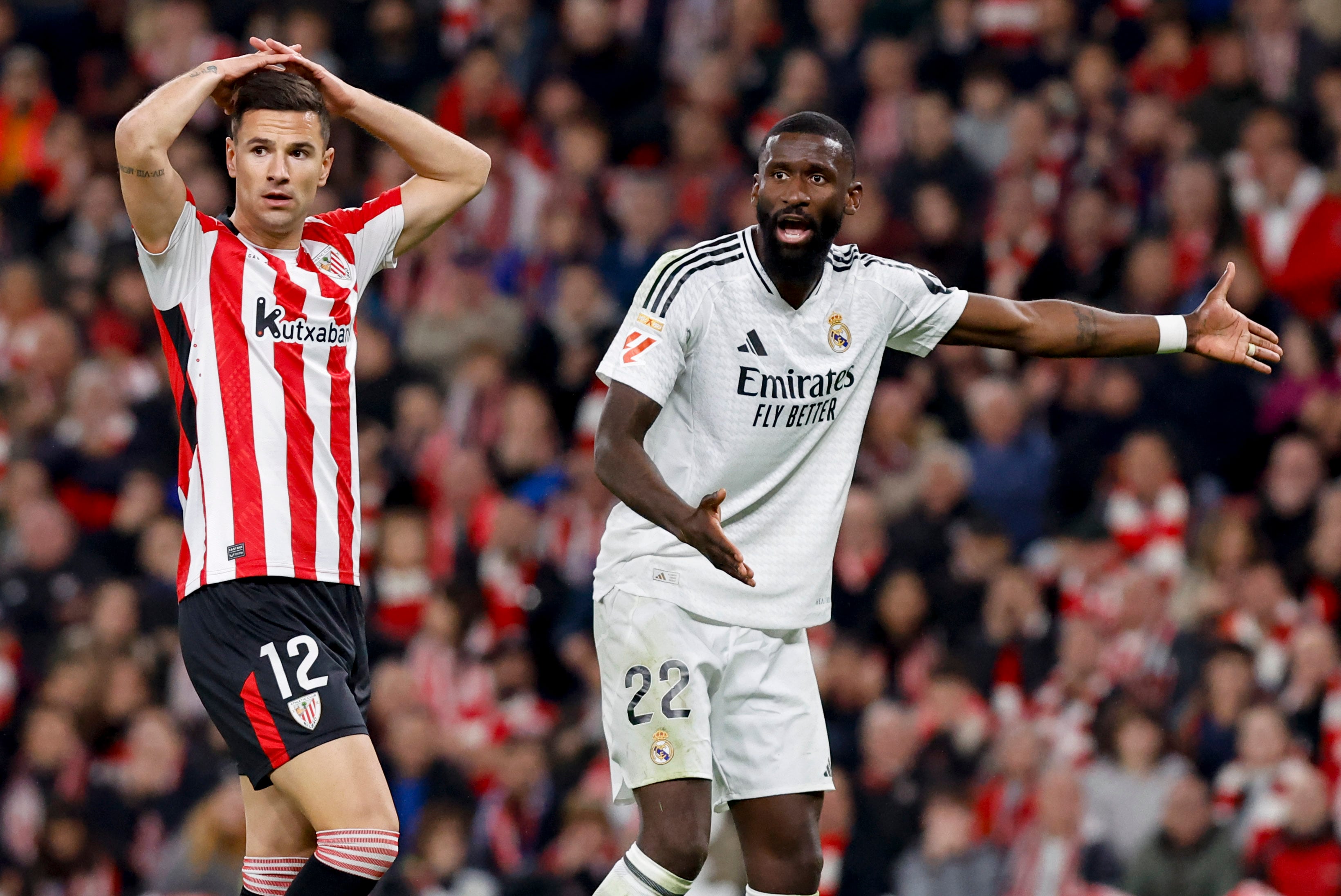 El defensa del Real Madrid Antonio Rudiger protesta al árbitro durante el partido de la jornada 19 de LaLiga que Athletic Club de Bilbao y Real Madrid