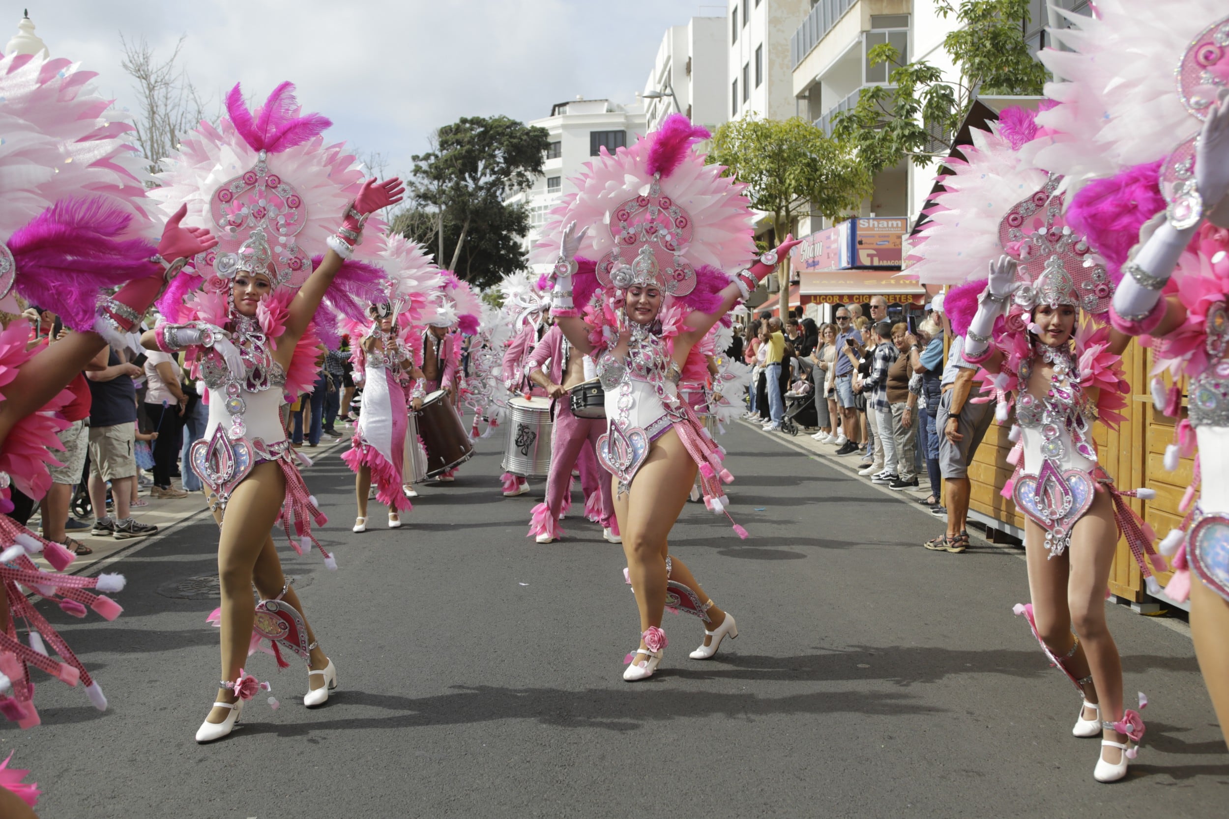 Una de las comparsas participantes en los desfiles del Carnaval de Arrecife.