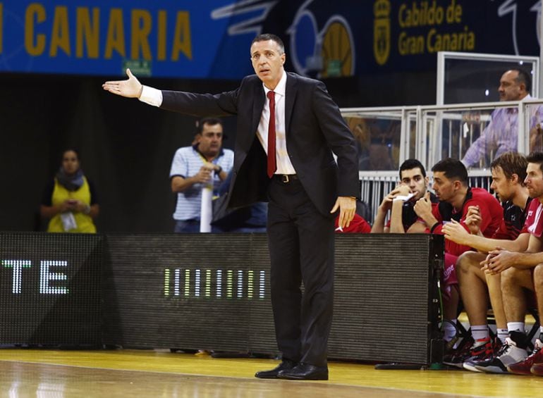 Joaquín Ruiz Lorente dirigió en la pista del Herbalife Gran Canaria su último partido al frente del banquillo del CAI