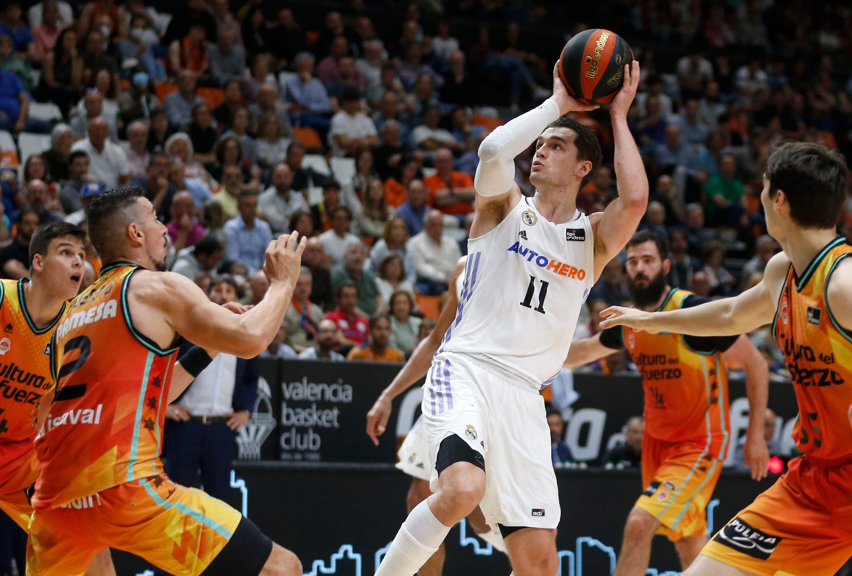 El alero croata del Real Madrid Mario Hezonja durante el encuentro la jornada 32 de la ACB disputado entre Valencia Basket y Real Madrid, hoy viernes, en el pabellón de la Fuente de San Luis, en Valencia. EFE/Miguel Ángel Polo